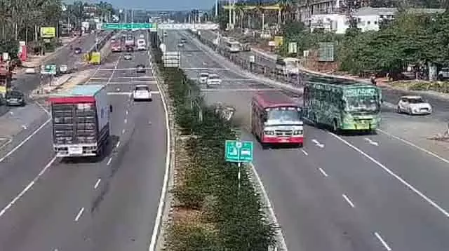 Bengaluru-मैसूर एक्सप्रेसवे पर भयानक हादसा: बस से टकराने के बाद कार पलटी Bengaluru-मैसूर एक्सप्रेसवे पर भयानक हादसा: बस से टकराने के बाद कार पलटी