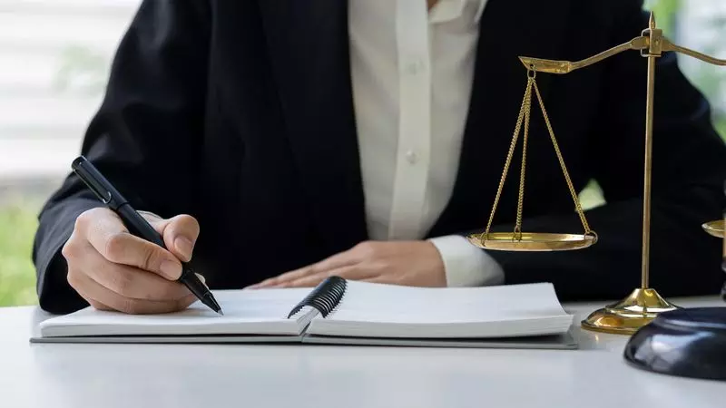 HC ने वकीलों को निशाना बनाकर किए गए हमलों और चोरी का स्वत संज्ञान लिया HC ने वकीलों को निशाना बनाकर किए गए हमलों और चोरी का स्वत संज्ञान लिया