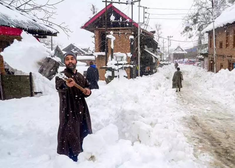 Kashmir ताज़ी बर्फ से ढका; बिजली सप्लाई, सड़क यातायात बाधित Kashmir ताज़ी बर्फ से ढका; बिजली सप्लाई, सड़क यातायात बाधित