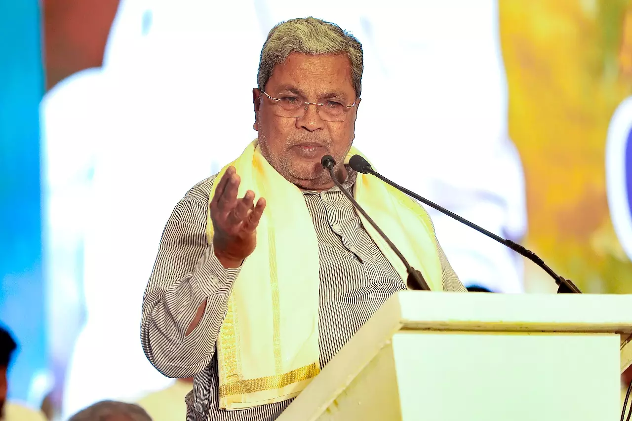 VB-G RAM G एक्ट पर विवाद, सिद्धारमैया ने नायडू की टिप्पणी का हवाला दिया VB-G RAM G एक्ट पर विवाद, सिद्धारमैया ने नायडू की टिप्पणी का हवाला दिया