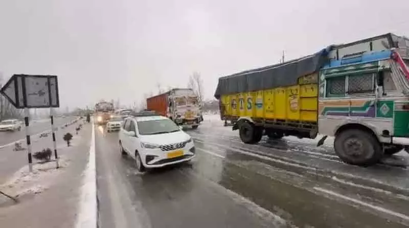 Jammu-Srinagar हाईवे, अन्य प्रमुख सड़कें बंद रहीं Jammu-Srinagar हाईवे, अन्य प्रमुख सड़कें बंद रहीं