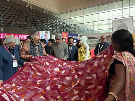 घरेलू टेक्सटाइल बाजार 13 लाख करोड़ तक पहुंचा, निर्यात में 25 फीसदी से ज्यादा उछाल: गिरिराज सिंह घरेलू टेक्सटाइल बाजार 13 लाख करोड़ तक पहुंचा, निर्यात में 25 फीसदी से ज्यादा उछाल: गिरिराज सिंह