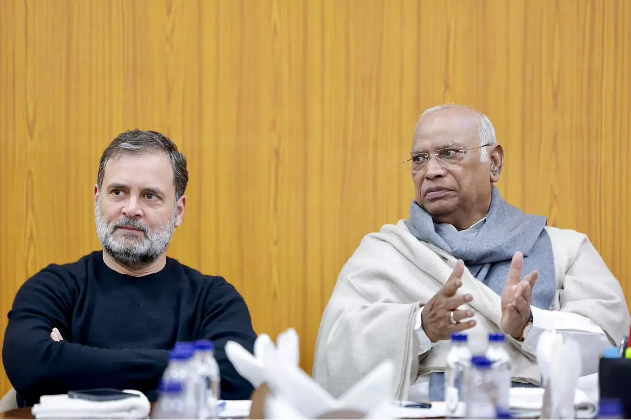 Congress में फूट की चर्चाओं के बीच खरगे और राहुल ने बिहार नेताओं से बात की Congress में फूट की चर्चाओं के बीच खरगे और राहुल ने बिहार नेताओं से बात की