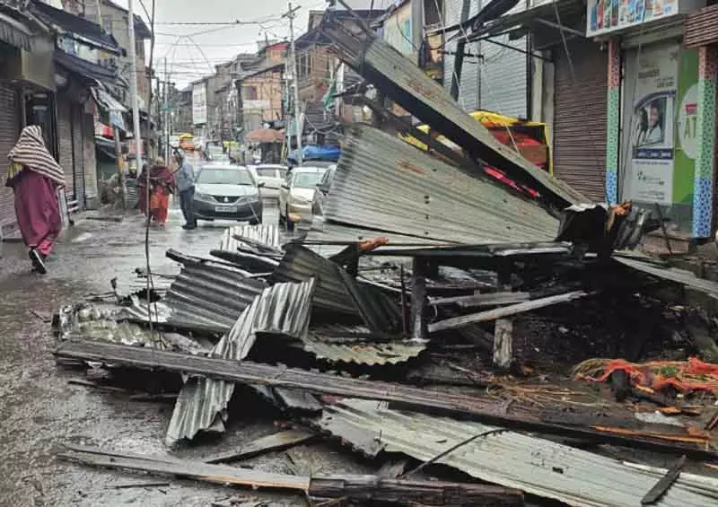तेज हवाओं और बर्फबारी से Kashmir का पावर नेटवर्क ठप तेज हवाओं और बर्फबारी से Kashmir का पावर नेटवर्क ठप