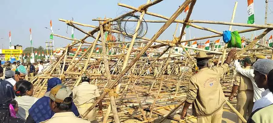 Hubli घर वितरण कार्यक्रम: कटआउट गिरने से तीन लोग गंभीर रूप से घायल Hubli घर वितरण कार्यक्रम: कटआउट गिरने से तीन लोग गंभीर रूप से घायल