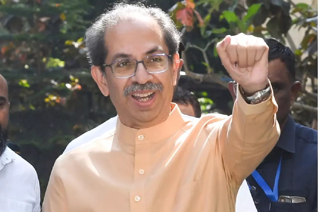 Uddhav Thackeray: तूफान हमें डराते नहीं, हम उन्हीं में पले-बढ़े Uddhav Thackeray: तूफान हमें डराते नहीं, हम उन्हीं में पले-बढ़े