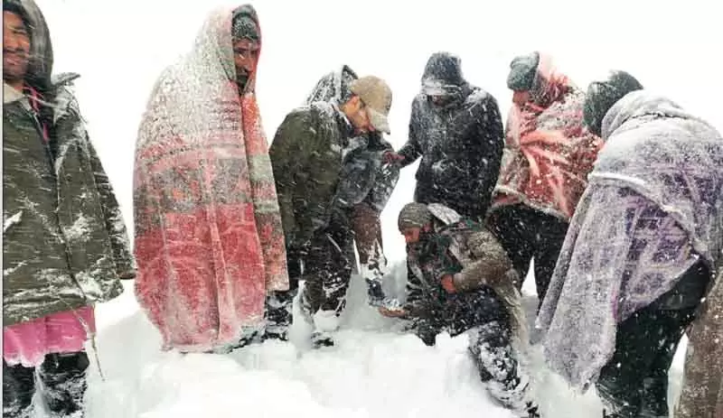 Rajouri बीआरओ, पुलिस ने गुल में फंसे यात्रियों को बचाया Rajouri बीआरओ, पुलिस ने गुल में फंसे यात्रियों को बचाया