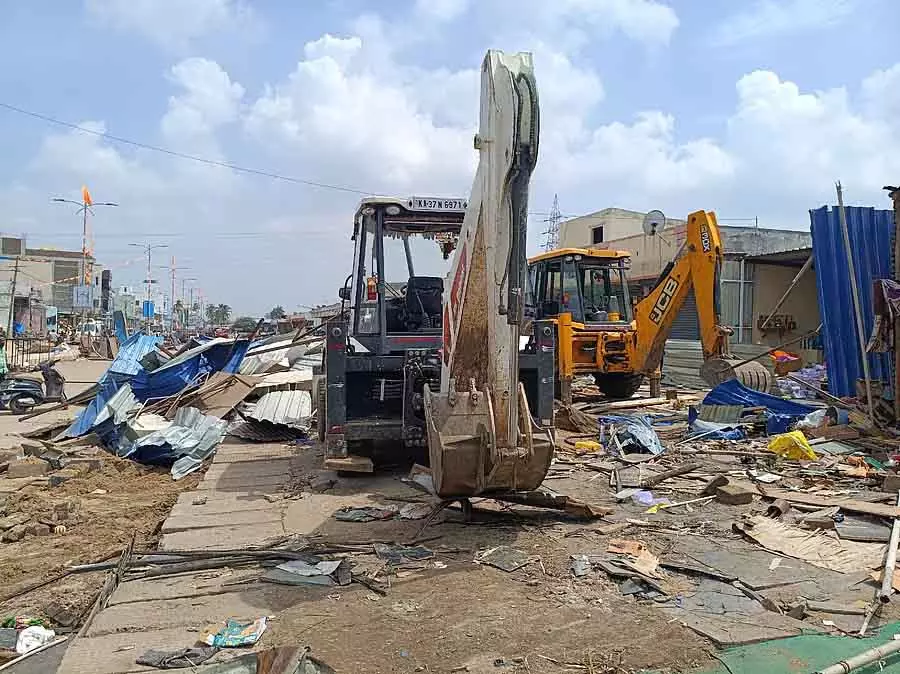 Bengaluru : 4 एकड़ सरकारी ज़मीन पर कब्ज़ा हटाया गया Bengaluru : 4 एकड़ सरकारी ज़मीन पर कब्ज़ा हटाया गया