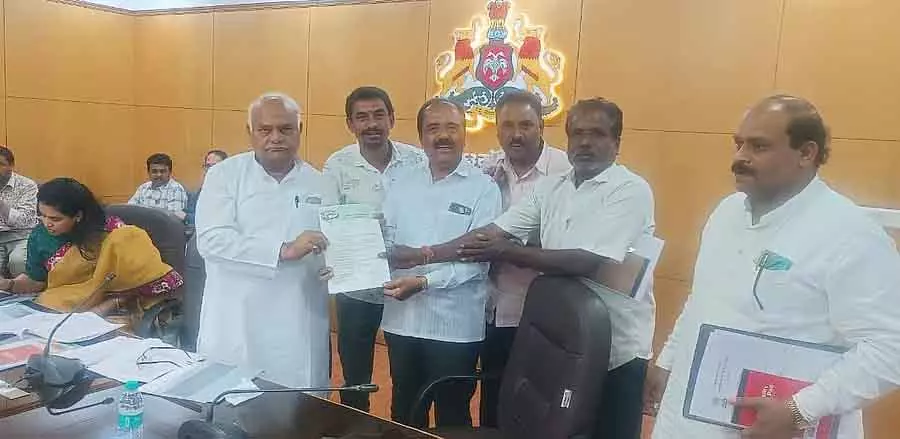 New कपड़ा नीति: बुनकरों की समस्या हल करने की अपील New कपड़ा नीति: बुनकरों की समस्या हल करने की अपील