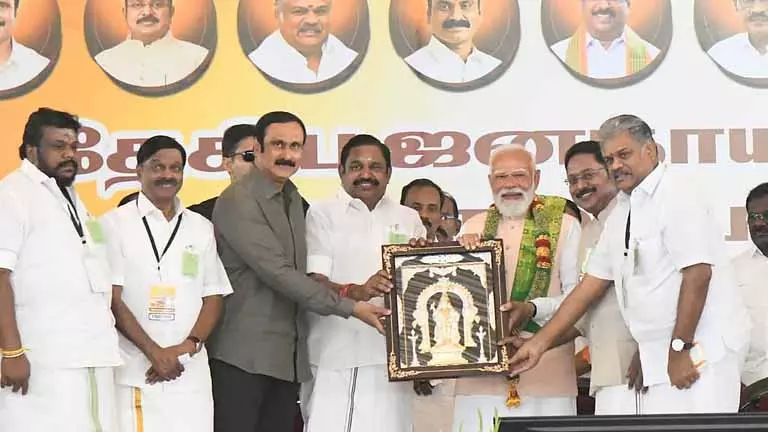 एडप्पाडी, TTV ने भाइयों, अम्मा के शिष्यों के रूप में प्रतिद्वंद्विता को खत्म किया एडप्पाडी, TTV ने भाइयों, अम्मा के शिष्यों के रूप में प्रतिद्वंद्विता को खत्म किया