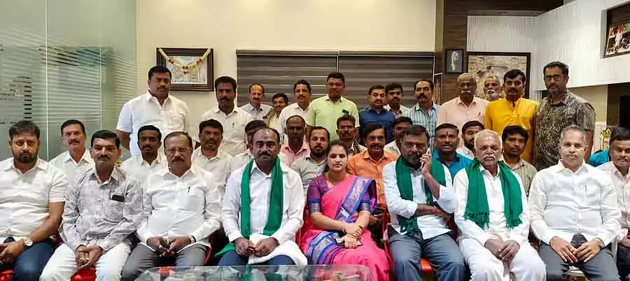 Ramanagara : HDK ने टाउनशिप के खिलाफ किसानों के संघर्ष में हिस्सा लिया Ramanagara : HDK ने टाउनशिप के खिलाफ किसानों के संघर्ष में हिस्सा लिया
