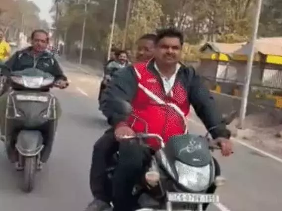मंत्री गजेंद्र यादव ने ट्रैफिक नियम तोड़ा, बिना हेलमेट पहने दौड़ाई बाइक मंत्री गजेंद्र यादव ने ट्रैफिक नियम तोड़ा, बिना हेलमेट पहने दौड़ाई बाइक