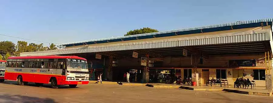 Kortagere : बिना नेमप्लेट वाला सरकारी बस स्टैंड Kortagere : बिना नेमप्लेट वाला सरकारी बस स्टैंड
