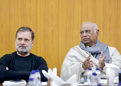 विभाजन की अटकलों के बीच खरगे और Rahul ने बिहार कांग्रेस नेताओं से मुलाकात की विभाजन की अटकलों के बीच खरगे और Rahul ने बिहार कांग्रेस नेताओं से मुलाकात की
