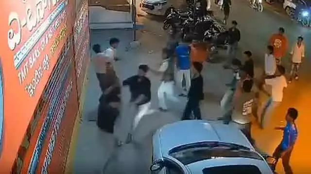 Karnataka: रैगिंग पर सवाल उठाने पर कॉलेज स्टाफ और जूनियर छात्रों पर हमला Karnataka: रैगिंग पर सवाल उठाने पर कॉलेज स्टाफ और जूनियर छात्रों पर हमला