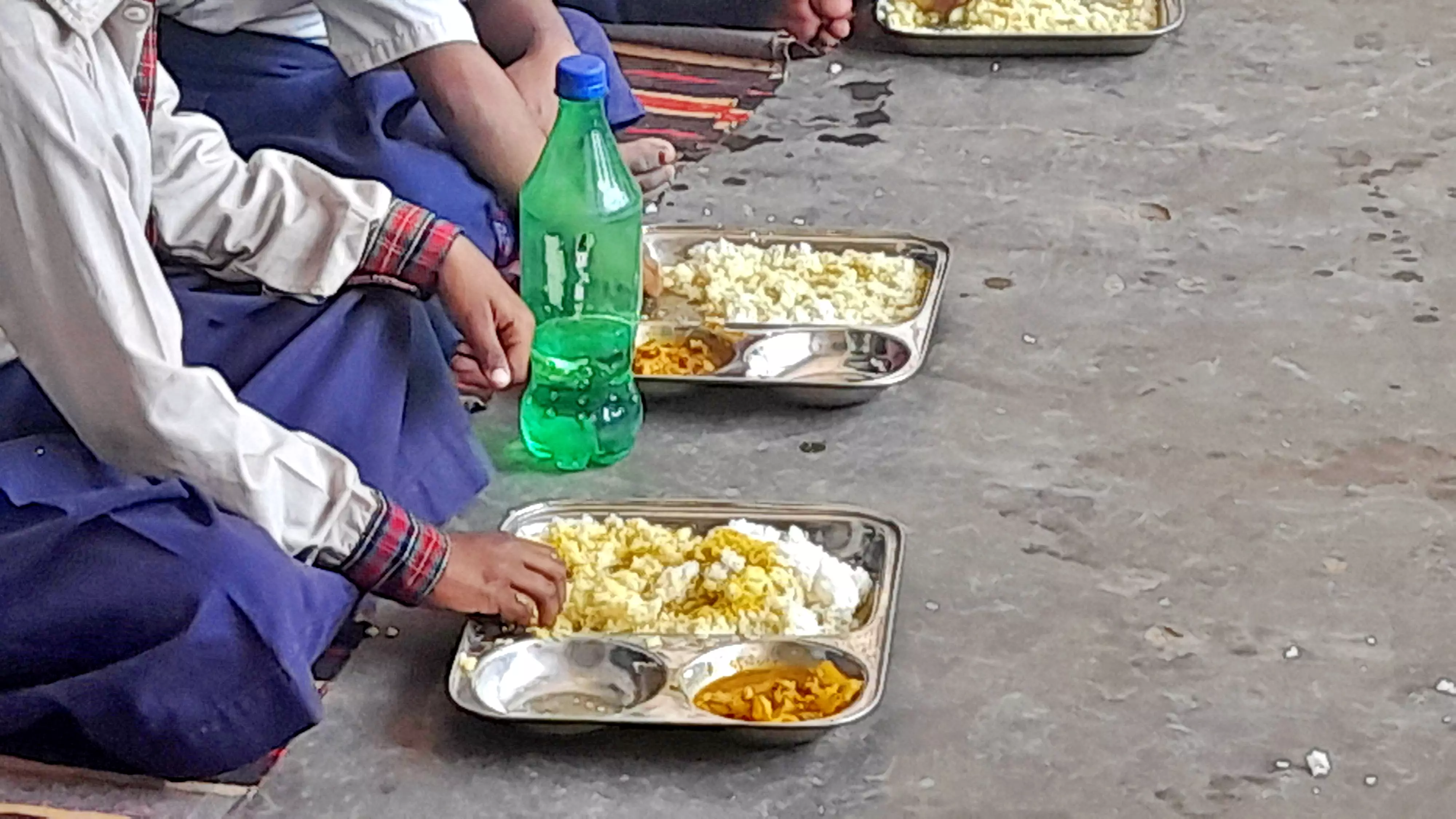 Radaur: बच्चों ने खुद बताया मिड-डे मील का दर्द, रादौर में हंगामा Radaur: बच्चों ने खुद बताया मिड-डे मील का दर्द, रादौर में हंगामा