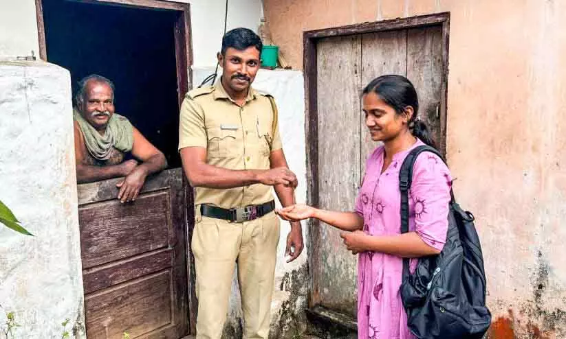 Kerala : पुलिस को एक सोने की चेन मिली और उन्होंने उसे सौंप दिया Kerala : पुलिस को एक सोने की चेन मिली और उन्होंने उसे सौंप दिया
