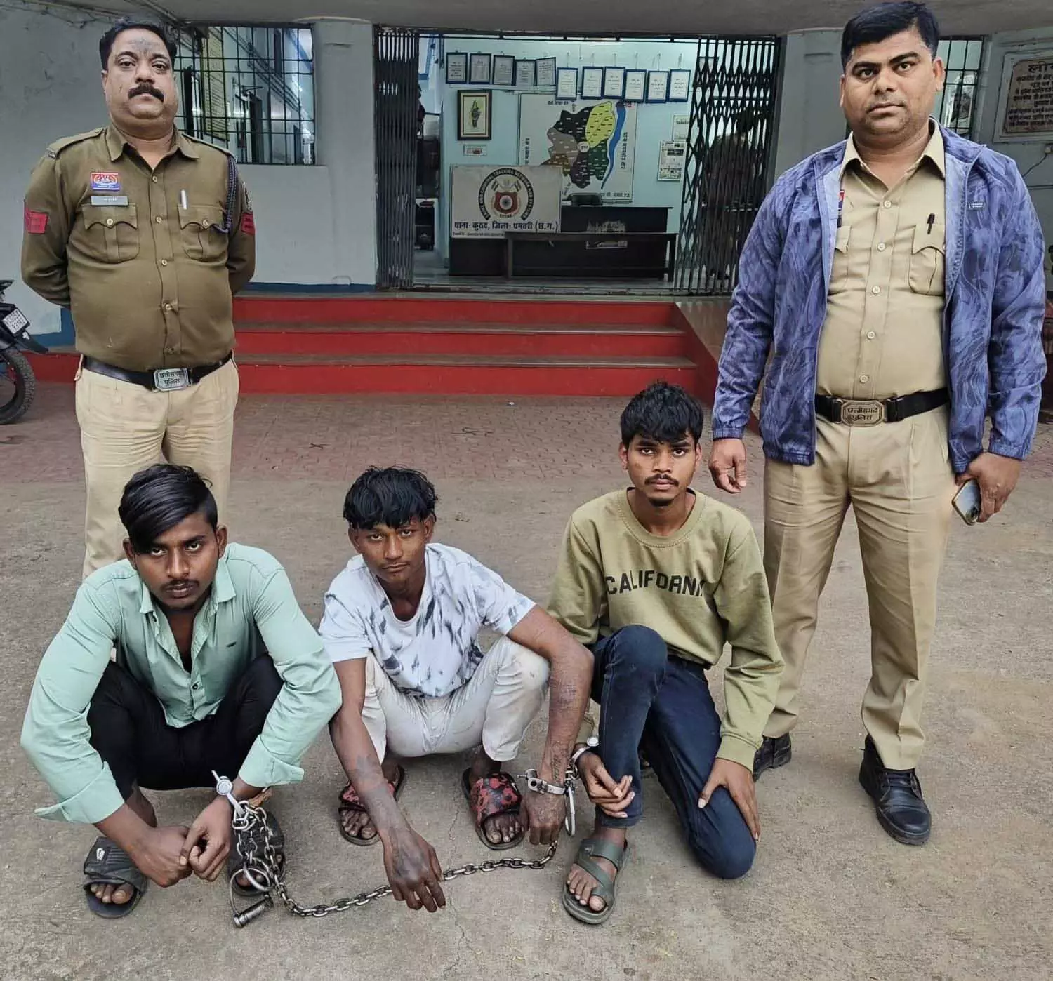 कुरूद में सनसनीखेज लूट का पर्दाफाश, तीन शातिर अपराधी गिरफ्तार कुरूद में सनसनीखेज लूट का पर्दाफाश, तीन शातिर अपराधी गिरफ्तार