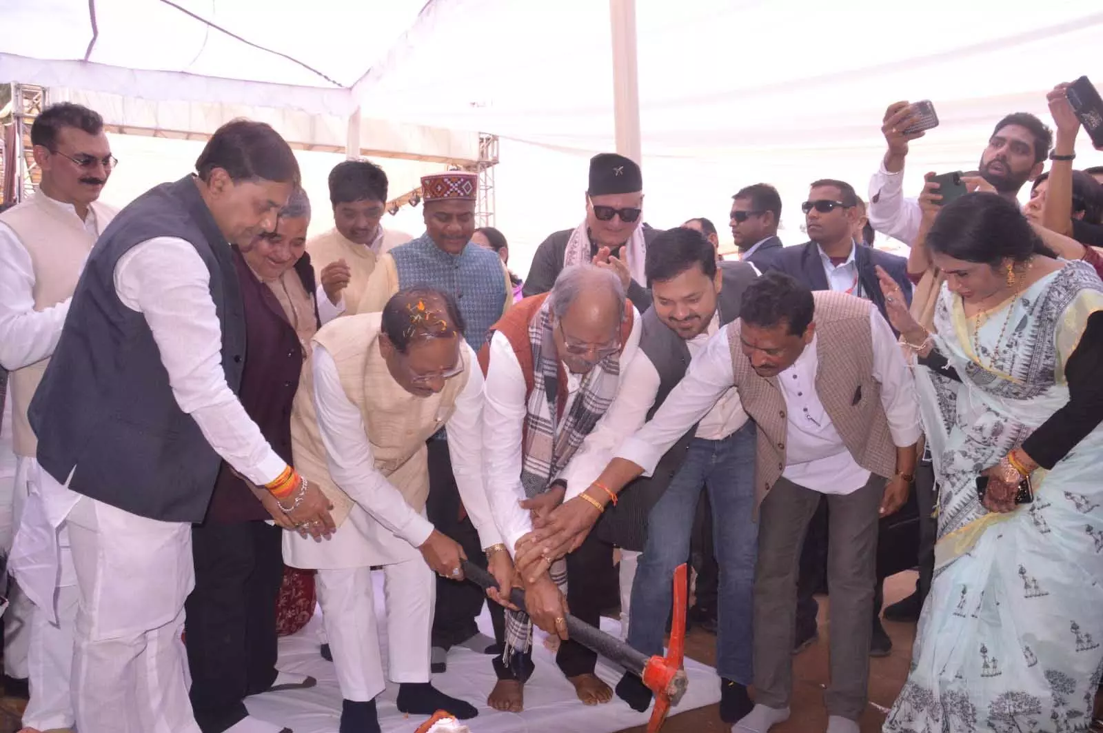 छत्तीसगढ़ अब देश के फिल्म उद्योग के मानचित्र पर एक नई पहचान की ओर छत्तीसगढ़ अब देश के फिल्म उद्योग के मानचित्र पर एक नई पहचान की ओर
