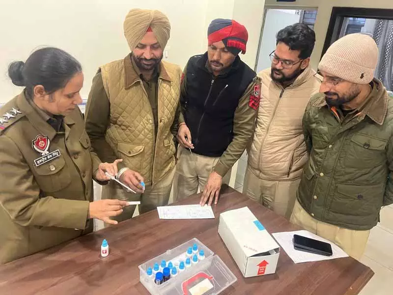 Malerkotla police को ड्रग-टेस्टिंग किट के इस्तेमाल की ट्रेनिंग दी गई Malerkotla police को ड्रग-टेस्टिंग किट के इस्तेमाल की ट्रेनिंग दी गई
