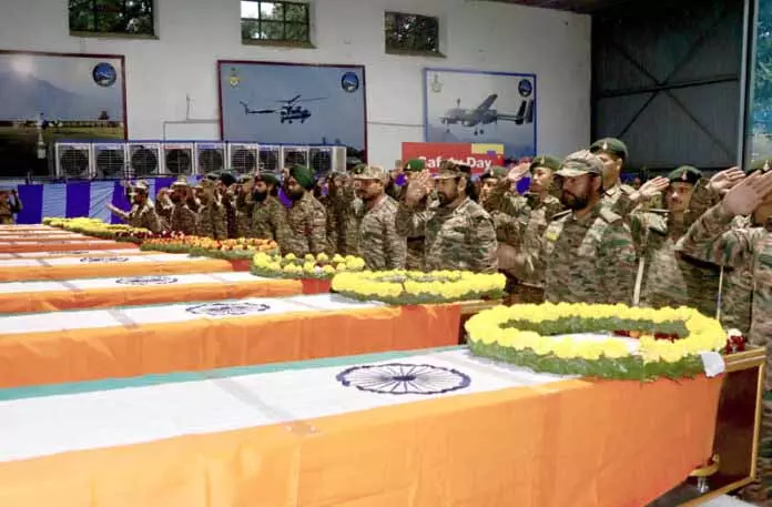 JAMMU: सेना ने सड़क हादसे में मारे गए 10 सैनिकों को श्रद्धांजलि दी JAMMU: सेना ने सड़क हादसे में मारे गए 10 सैनिकों को श्रद्धांजलि दी