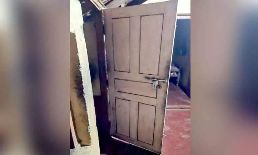 Kerala: घर का सामने का दरवाज़ा लात मारकर खोला गया और हार चोरी Kerala: घर का सामने का दरवाज़ा लात मारकर खोला गया और हार चोरी