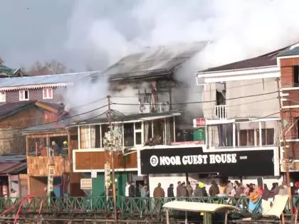 Srinagar के डलगेट में गेस्ट हाउस में आग लगी Srinagar के डलगेट में गेस्ट हाउस में आग लगी