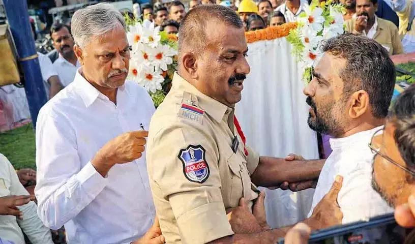 जनगांव में पल्ला पर कांग्रेस के गुंडों ने हमला किया.. KTR ने कड़ी निंदा की जनगांव में पल्ला पर कांग्रेस के गुंडों ने हमला किया.. KTR ने कड़ी निंदा की