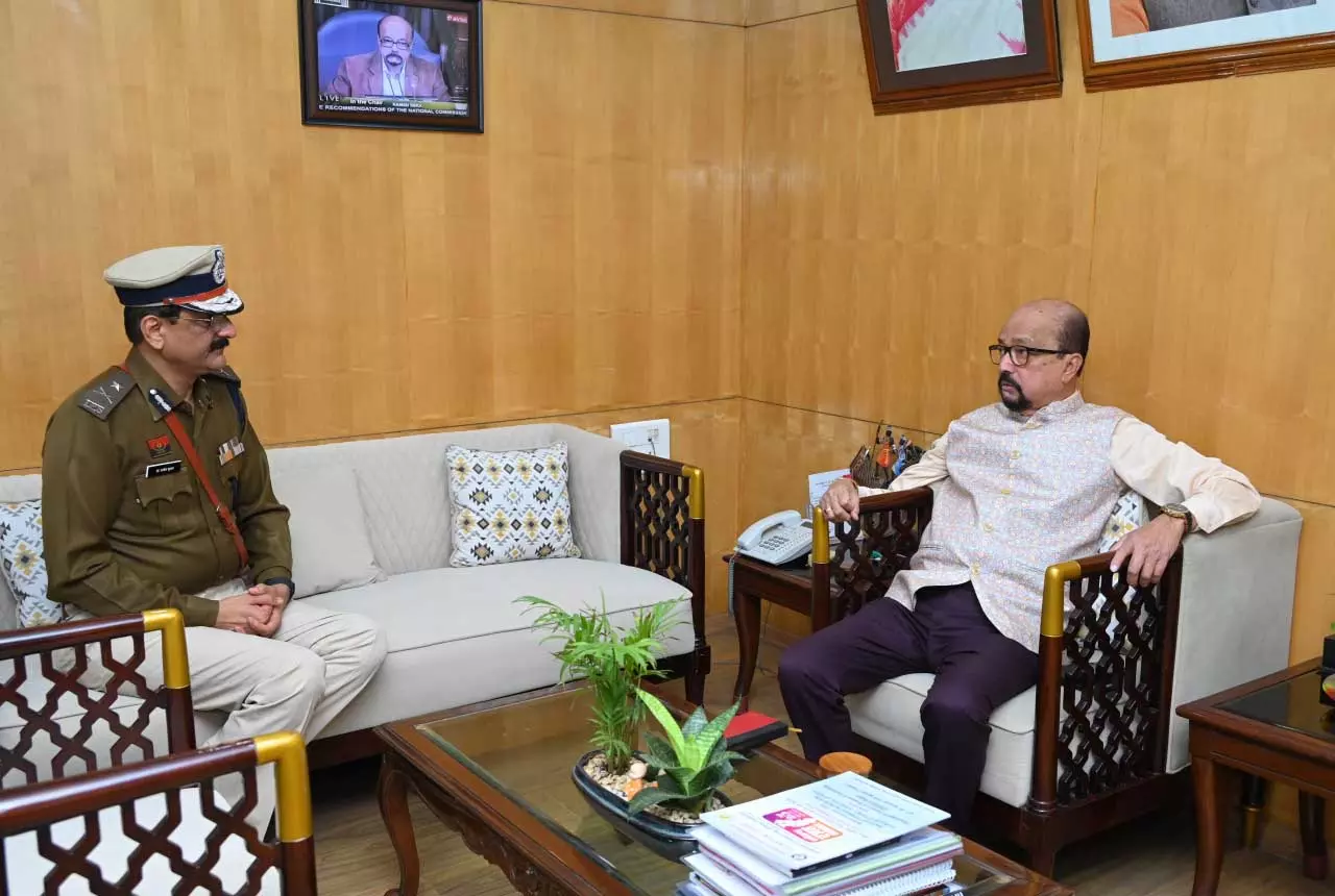 राज्यपाल डेका से नवनियुक्त पुलिस कमिश्नर शुक्ला ने की सौजन्य भेंट राज्यपाल डेका से नवनियुक्त पुलिस कमिश्नर शुक्ला ने की सौजन्य भेंट