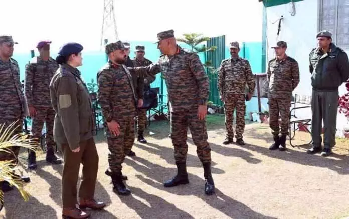 उत्तरी सेना कमांडर ने ज्वाइंट कंट्रोल सेंटर Rampur में ऑपरेशनल तैयारियों की समीक्षा की उत्तरी सेना कमांडर ने ज्वाइंट कंट्रोल सेंटर Rampur में ऑपरेशनल तैयारियों की समीक्षा की
