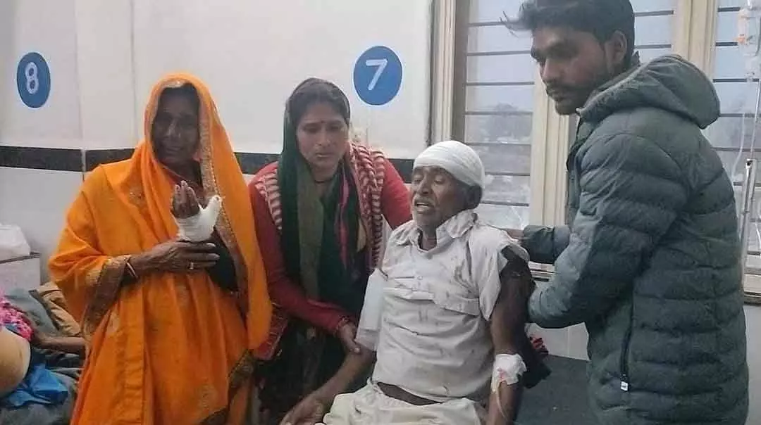 MP : ज़मीन पर कब्ज़े का विरोध करने पर बुजुर्ग दंपत्ति पर कुल्हाड़ी से हमला किया गया MP : ज़मीन पर कब्ज़े का विरोध करने पर बुजुर्ग दंपत्ति पर कुल्हाड़ी से हमला किया गया