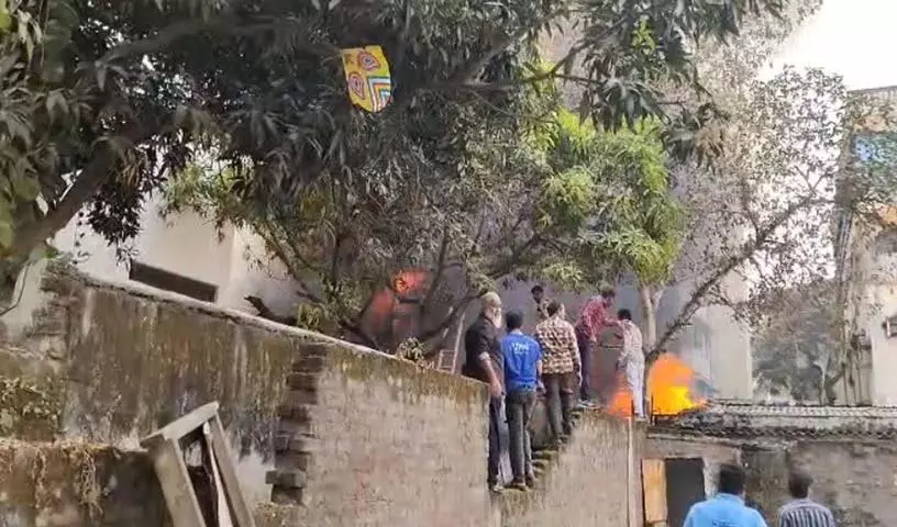 नामपल्ली चिराग अली लेन में Furniture की दुकान में लगी भीषण आग नामपल्ली चिराग अली लेन में Furniture की दुकान में लगी भीषण आग