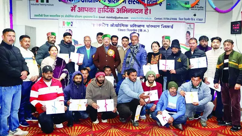आईटीआई शिलाई में प्रशिक्षुओं को मिले प्रमाण पत्र आईटीआई शिलाई में प्रशिक्षुओं को मिले प्रमाण पत्र