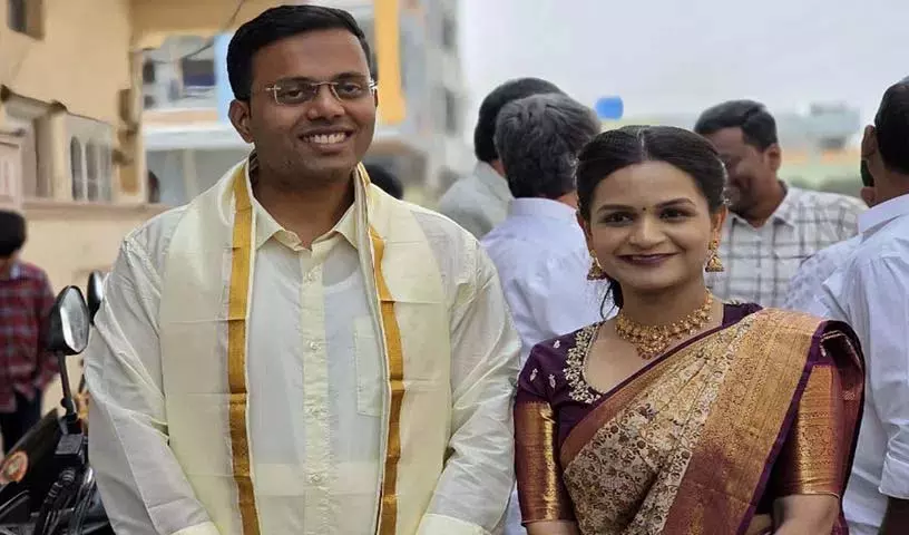 IPS अधिकारी शेषाद्रिनी रेड्डी ने चौटुप्पल सब-रजिस्ट्रार ऑफिस में शादी की IPS अधिकारी शेषाद्रिनी रेड्डी ने चौटुप्पल सब-रजिस्ट्रार ऑफिस में शादी की