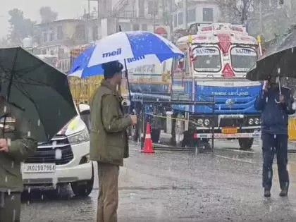 जम्मू: NH44 बंद, बर्फबारी ने पहाड़ी रिसॉर्ट्स का जीवन प्रभावित किया जम्मू: NH44 बंद, बर्फबारी ने पहाड़ी रिसॉर्ट्स का जीवन प्रभावित किया