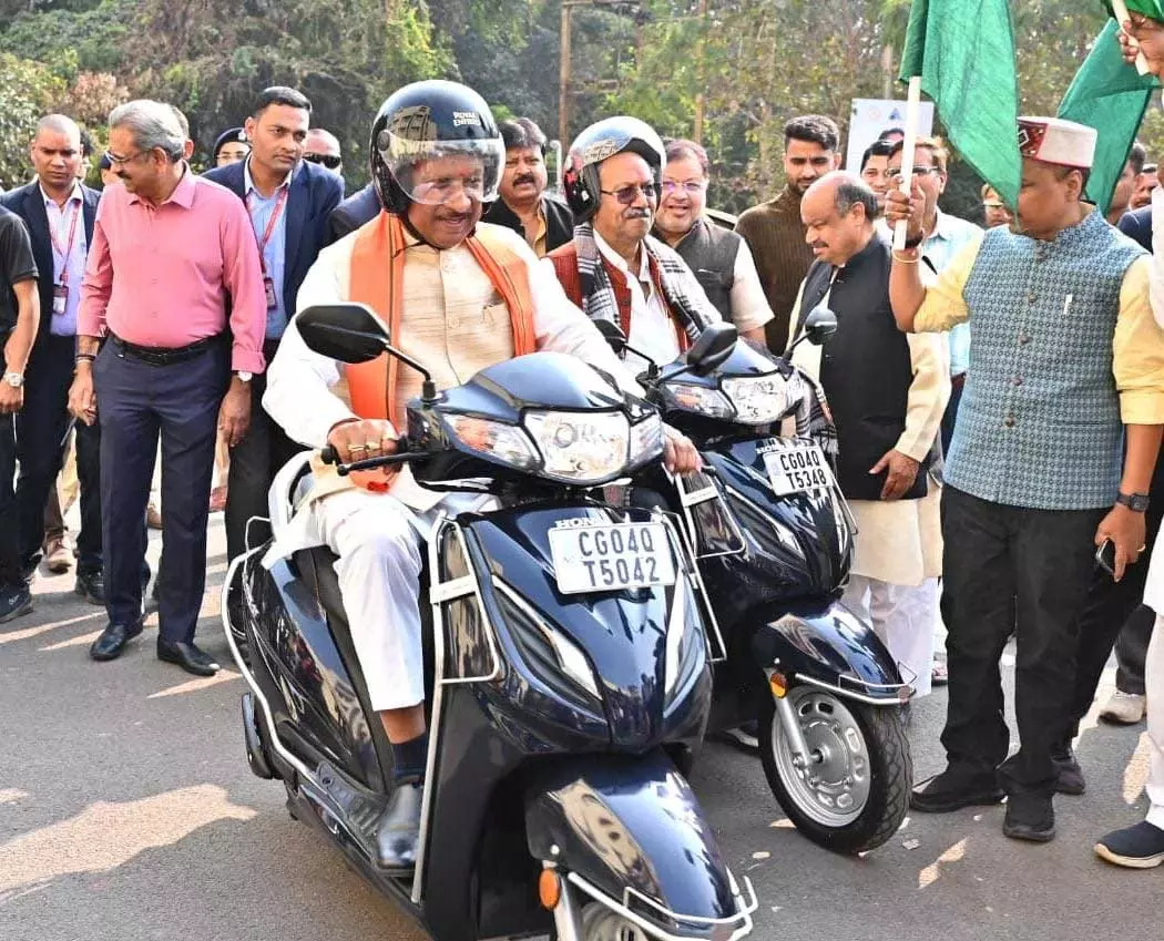 CM साय ने हेलमेट पहनकर चलाई स्कूटी, सड़क सुरक्षा का दिया संदेश CM साय ने हेलमेट पहनकर चलाई स्कूटी, सड़क सुरक्षा का दिया संदेश