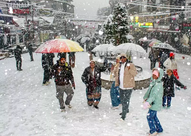 सर्दियों का जादू Manali और आसपास के इलाकों को रोशन कर देता है सर्दियों का जादू Manali और आसपास के इलाकों को रोशन कर देता है