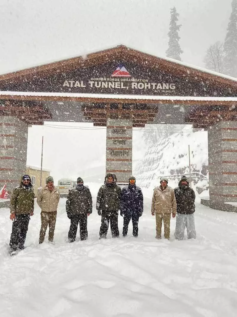 Kullu में जलोरी पास के पास पर्यटकों को बचाया गया Kullu में जलोरी पास के पास पर्यटकों को बचाया गया