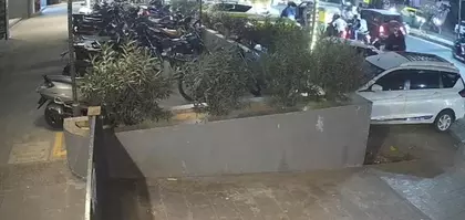 अहमदाबाद में देर रात रोड रेज की घटना में चार लोगों ने SUV में तोड़फोड़ की अहमदाबाद में देर रात रोड रेज की घटना में चार लोगों ने SUV में तोड़फोड़ की