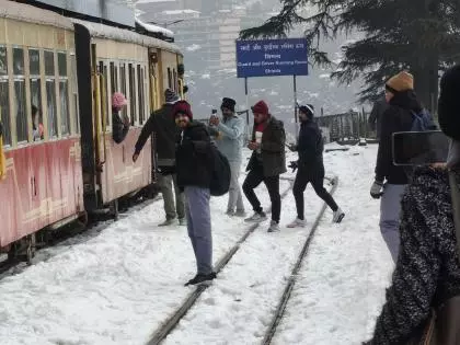 Himachal का ठंडा जादू: बर्फ से ढकी शिमला हेरिटेज टॉय ट्रेन Himachal का ठंडा जादू: बर्फ से ढकी शिमला हेरिटेज टॉय ट्रेन