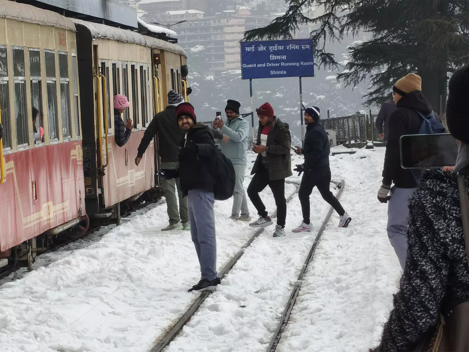 बर्फ से ढकी शिमला की हेरिटेज टॉय ट्रेन Himachal में एक प्रमुख पर्यटक आकर्षण बन गई बर्फ से ढकी शिमला की हेरिटेज टॉय ट्रेन Himachal में एक प्रमुख पर्यटक आकर्षण बन गई