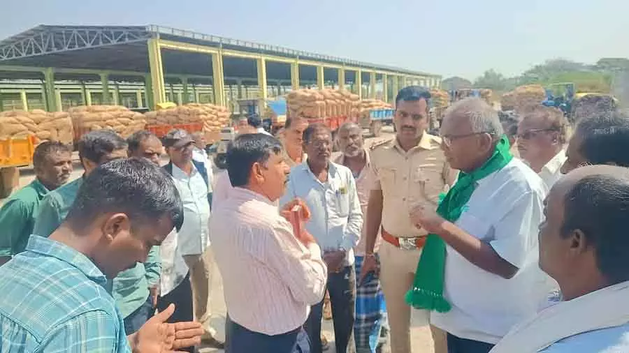 Davanagere: किसान मक्के की खरीद के खिलाफ विरोध प्रदर्शन कर रहे है Davanagere: किसान मक्के की खरीद के खिलाफ विरोध प्रदर्शन कर रहे है