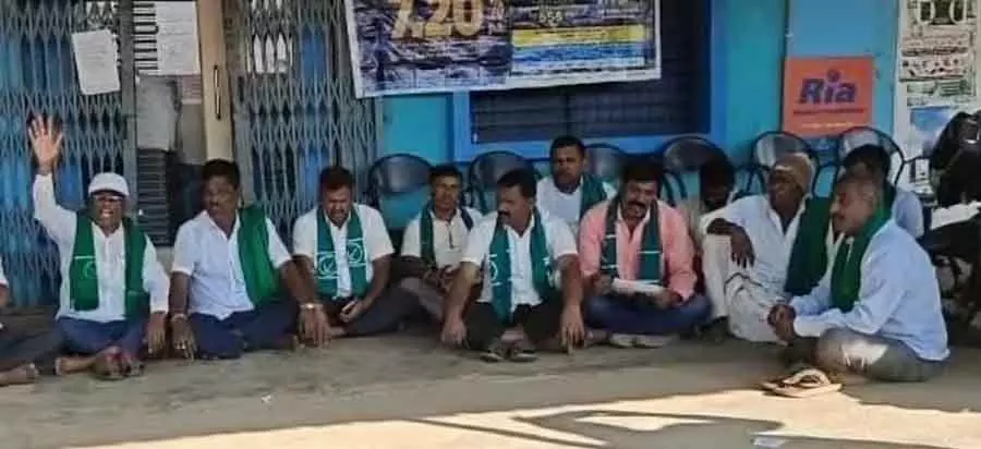 Karnataka ; कैश पेमेंट में देरी को लेकर किसानों ने केनरा बैंक के खिलाफ विरोध प्रदर्शन किया Karnataka ; कैश पेमेंट में देरी को लेकर किसानों ने केनरा बैंक के खिलाफ विरोध प्रदर्शन किया