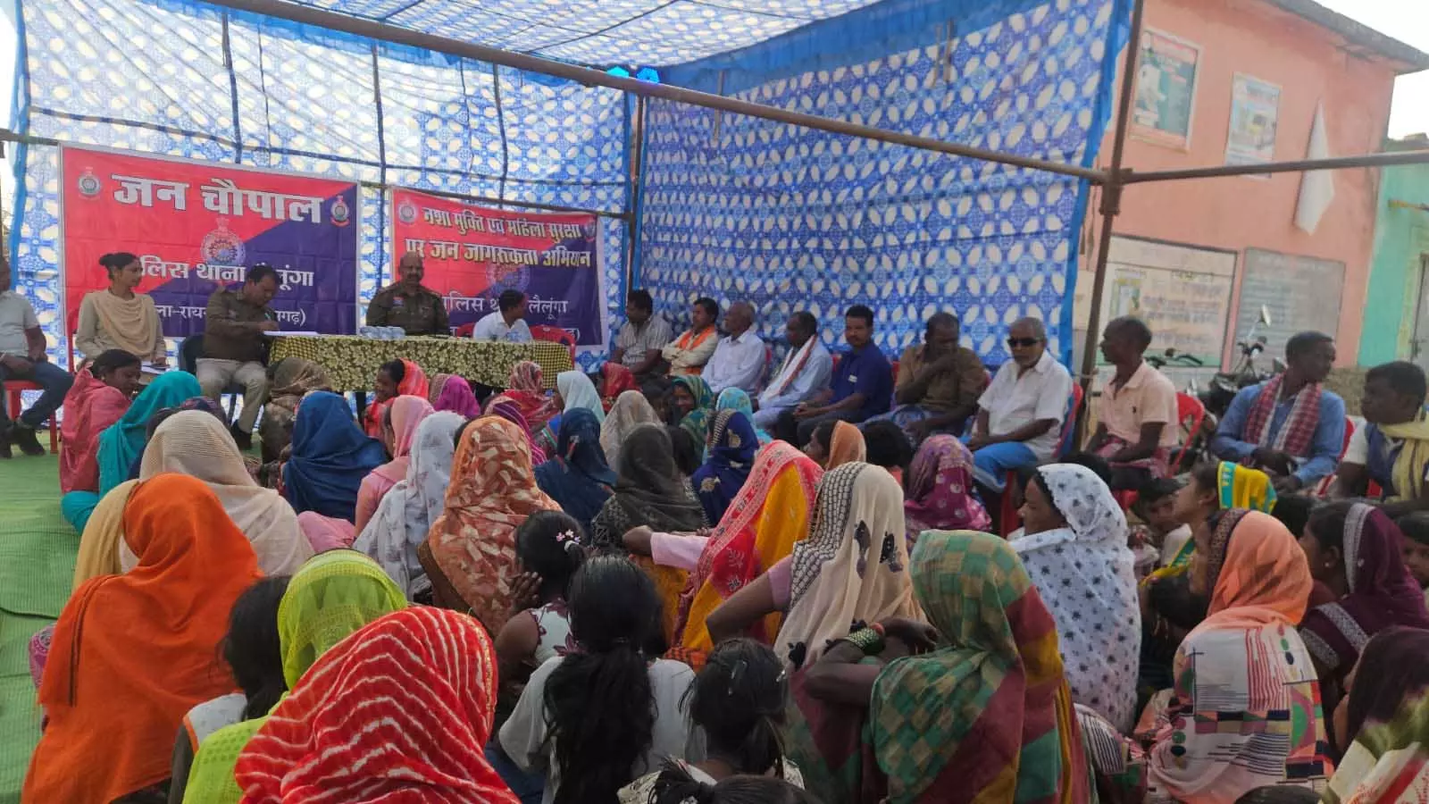 थाना प्रभारी लैलूंगा ने लगाई चौपाल, ग्रामीणों को अपराधों की जानकारी देकर नशा मुक्ति के लिये किया प्रेरित थाना प्रभारी लैलूंगा ने लगाई चौपाल, ग्रामीणों को अपराधों की जानकारी देकर नशा मुक्ति के लिये किया प्रेरित