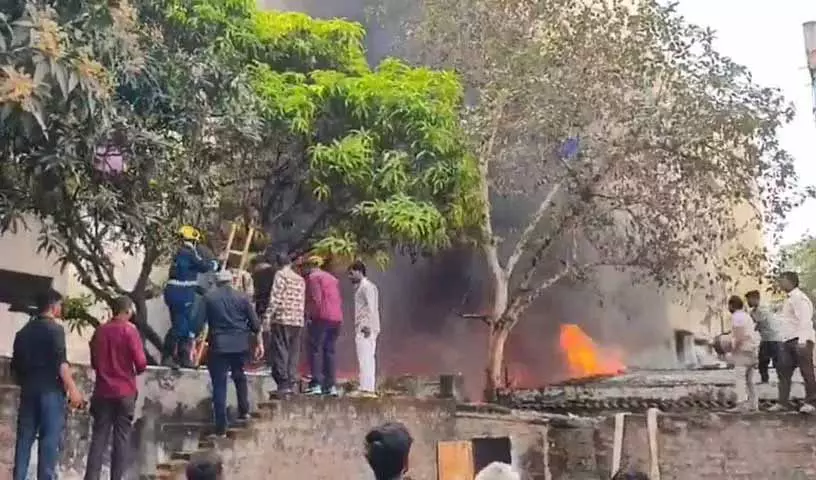 फायरफाइटर्स Nampally में लगी आग से जूझ रहे, फंसे होने की आशंका के बीच बचाव अभियान जारी है फायरफाइटर्स Nampally में लगी आग से जूझ रहे, फंसे होने की आशंका के बीच बचाव अभियान जारी है