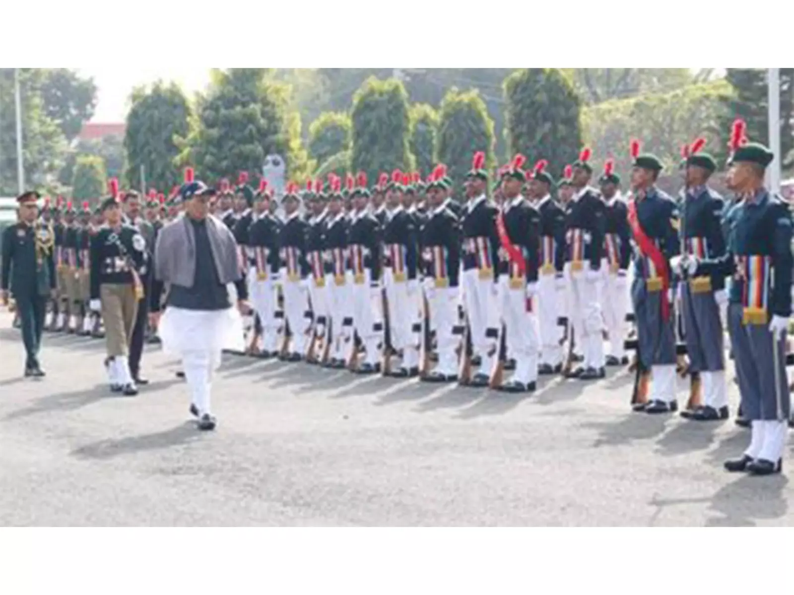 रक्षा मंत्री ने युवाओं से कहा: मजबूत और तैयार रहें, NCC कैडेटों से प्रेरणा लें रक्षा मंत्री ने युवाओं से कहा: मजबूत और तैयार रहें, NCC कैडेटों से प्रेरणा लें