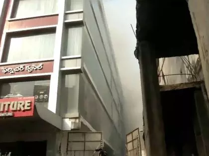 Telangana: हैदराबाद के नामपल्ली में आग लगी, छह लोगों के फंसे होने की आशंका Telangana: हैदराबाद के नामपल्ली में आग लगी, छह लोगों के फंसे होने की आशंका