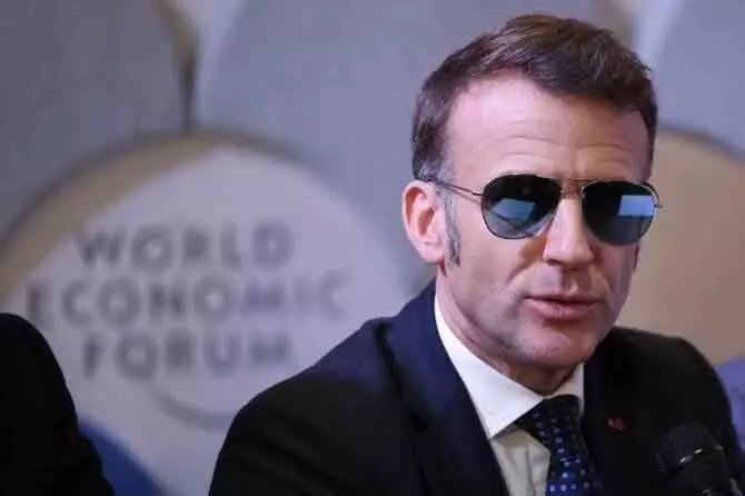 टॉप गन स्टाइल वायरल: Emmanuel Macron के एविएटर लुक ने सोशल मीडिया पर मचाई धूम टॉप गन स्टाइल वायरल: Emmanuel Macron के एविएटर लुक ने सोशल मीडिया पर मचाई धूम