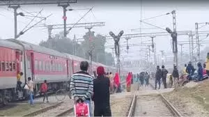 Fatehgarh: रेलवे लाइन पर हादसे से तनाव Fatehgarh: रेलवे लाइन पर हादसे से तनाव