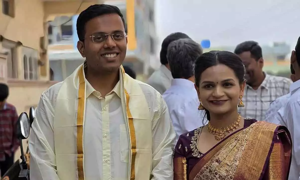 मिसाल बनी अफसर जोड़ी: तामझाम छोड़ कोर्ट में एक-दूसरे के हुए Seshadriniऔर श्रीकांत रेड्डी मिसाल बनी अफसर जोड़ी: तामझाम छोड़ कोर्ट में एक-दूसरे के हुए Seshadriniऔर श्रीकांत रेड्डी